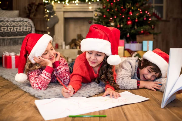 Happy kids drawing picture — Stock Photo