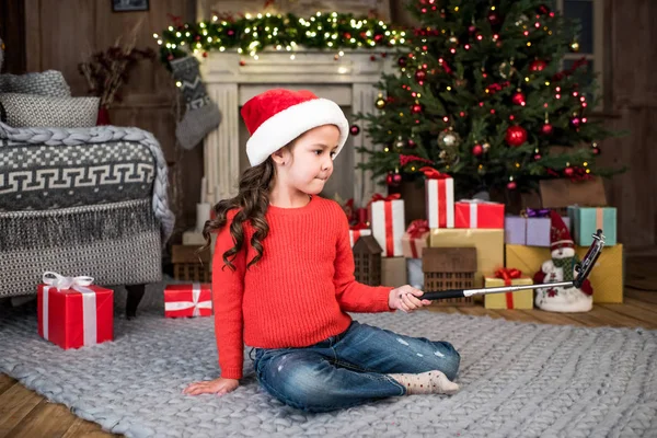 Le gosse prend du selfie — Photo de stock