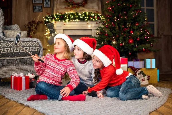 Bambini felici che prendono selfie — Foto stock