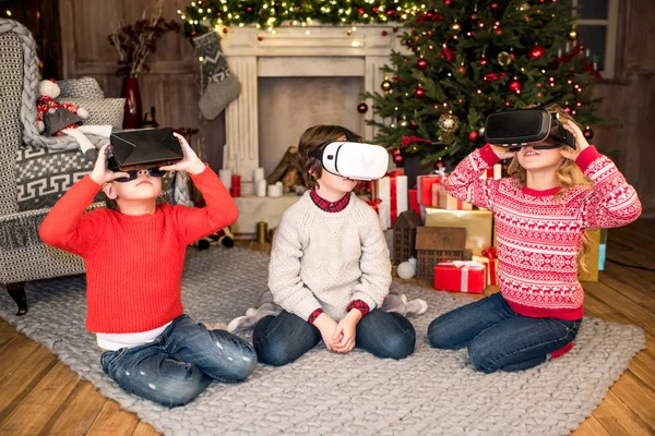 Bambini che utilizzano cuffie realtà virtuale — Foto stock