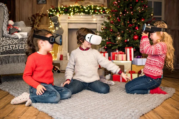 Enfants utilisant des casques de réalité virtuelle — Photo de stock