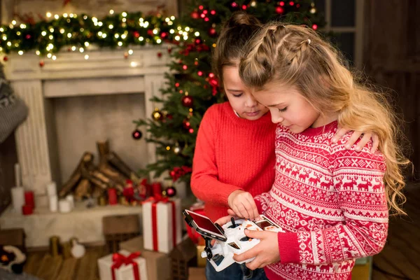 Niños que usan drone hexacopter - foto de stock