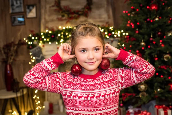 Glückliches Kind mit Christbaumkugeln — Stockfoto