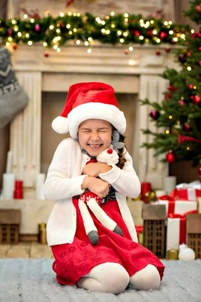 Buon bambino che abbraccia giocattolo — Foto stock