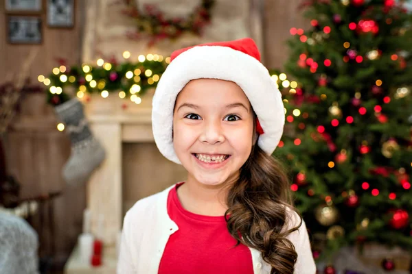 Kind mit Weihnachtsmütze mit fröhlichem Gesichtsausdruck — Stockfoto