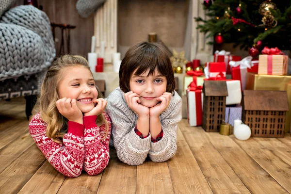 Niños felices tirados en el suelo - foto de stock