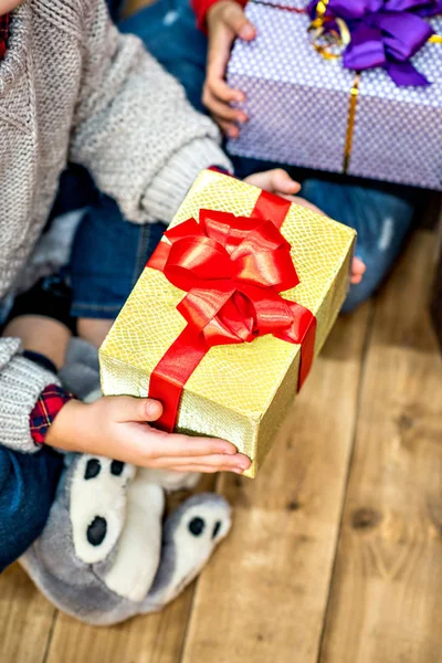 Enfant tenant boîte cadeau — Photo de stock