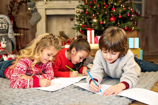 Feliz dibujo de los niños - foto de stock