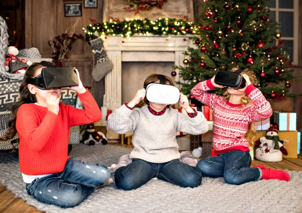 Enfants utilisant des casques de réalité virtuelle — Photo de stock