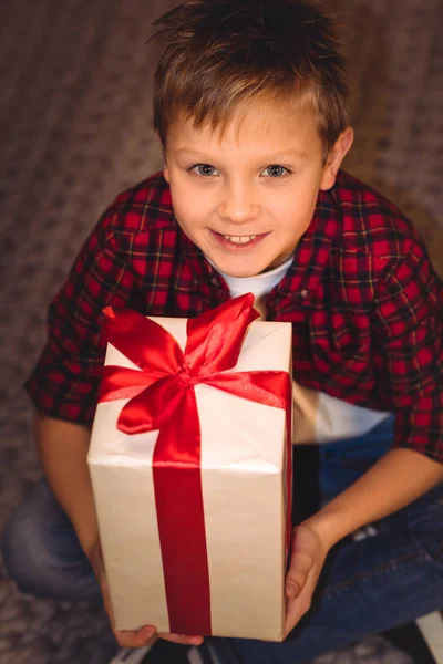 Garçon tenant boîte cadeau — Photo de stock