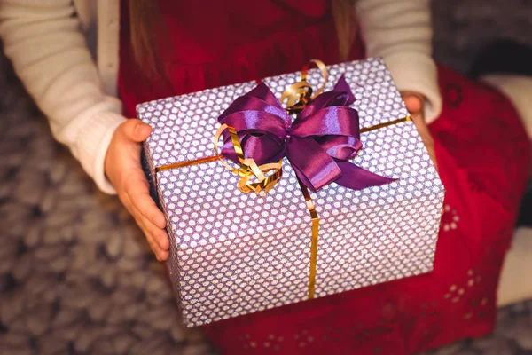 Girl holding gift box — Stock Photo