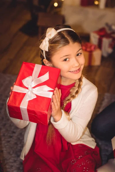 Mädchen mit Weihnachtsgeschenk — Stockfoto