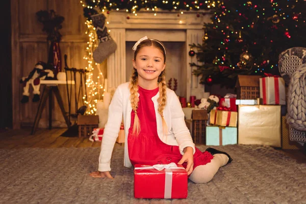Дівчина тримає різдвяний подарунок — стокове фото