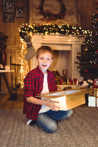 Хлопчик відкриває різдвяний подарунок — стокове фото