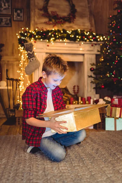 Garçon ouverture cadeau de Noël — Photo de stock