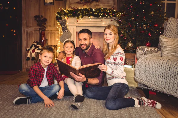 Famille heureuse avec livre — Photo de stock