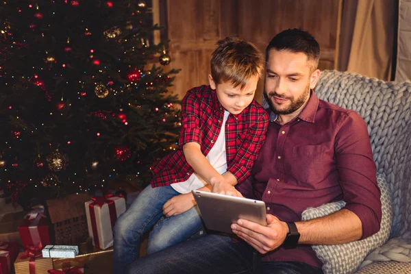Pequeño hijo con padre feliz - foto de stock