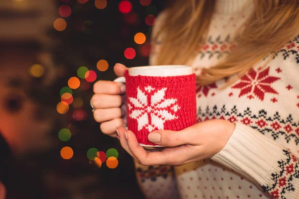 Femme tenant tasse avec boisson chaude — Photo de stock