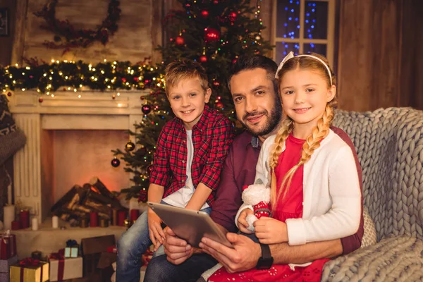 Padre feliz con hijos - foto de stock