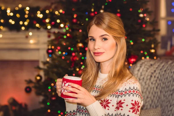 Femme tenant tasse avec boisson chaude — Photo de stock