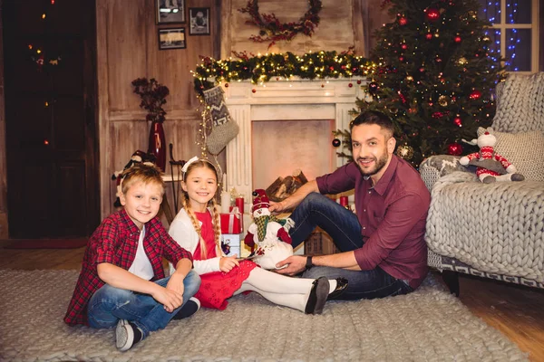 Padre feliz con hijos - foto de stock