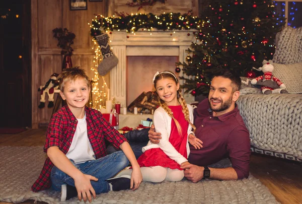 Padre feliz con hijos - foto de stock