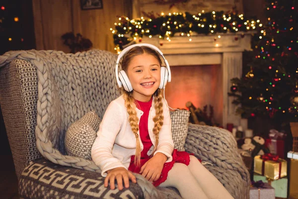 Мила дівчина в білих навушниках — стокове фото
