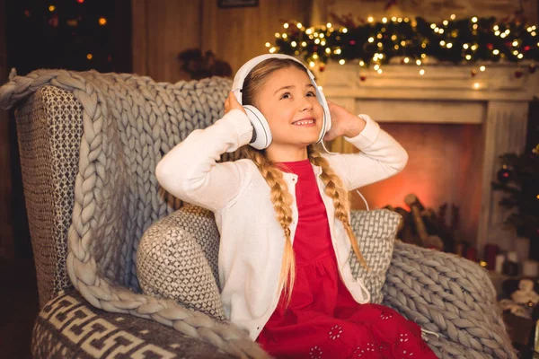 Menina bonito em fones de ouvido brancos — Fotografia de Stock