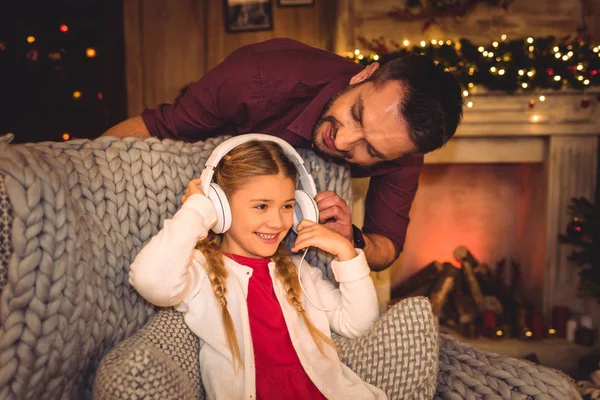 Linda niña con padre - foto de stock