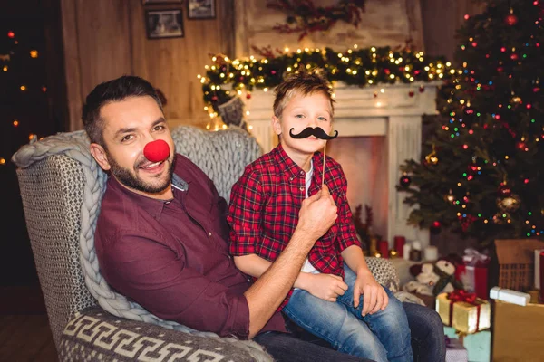 Feliz padre e hijo divirtiéndose - foto de stock