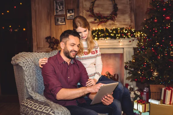 Feliz jovem casal — Stock Photo