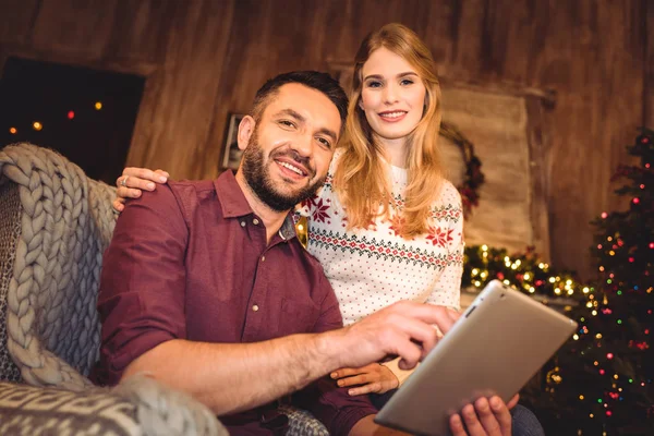 Feliz pareja joven - foto de stock