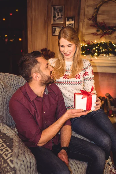 Heureux jeune couple — Photo de stock