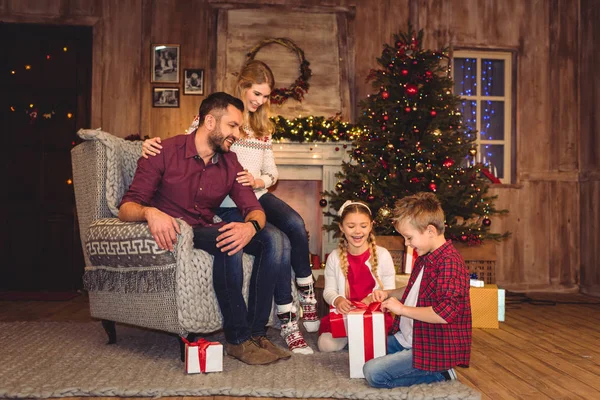 Familia feliz con regalos de Navidad - foto de stock