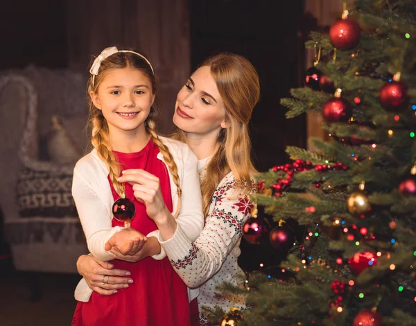 Happy mother and daughter — Stock Photo