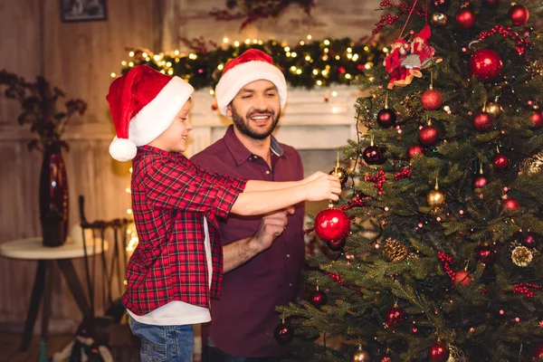 Kleiner Sohn mit glücklichem Vater — Stockfoto