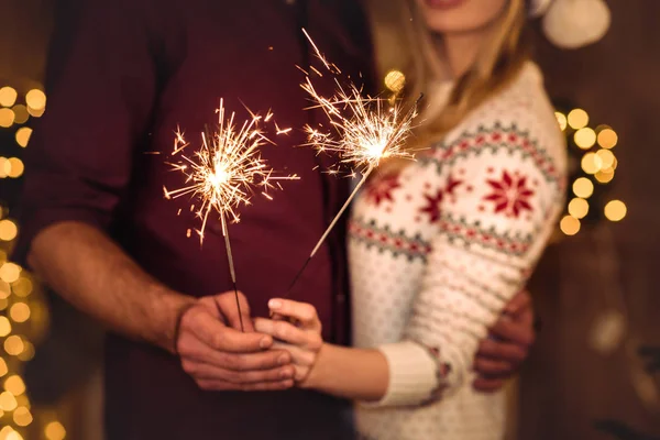 Paar hält Wunderkerzen in der Hand — Stockfoto