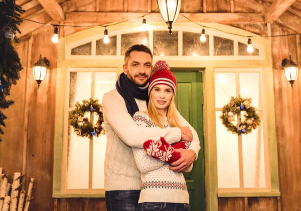 Pareja en suéteres de punto abrazándose - foto de stock