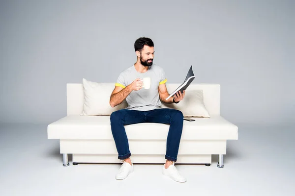 Bärtiger Mann liest Zeitschrift — Stockfoto