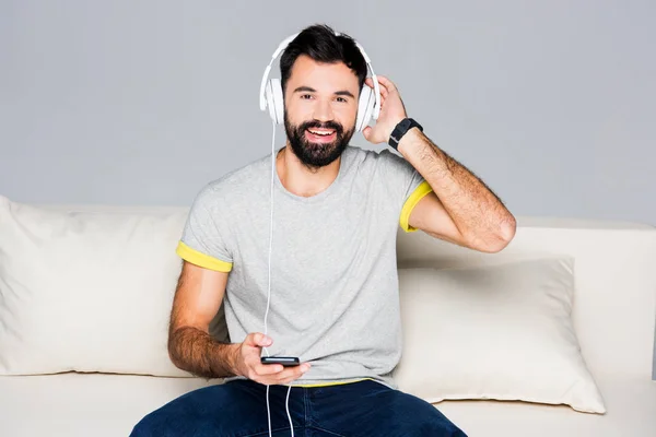 Hombre barbudo con auriculares blancos - foto de stock