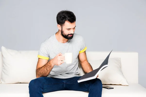 Barbudo hombre leyendo revista - foto de stock