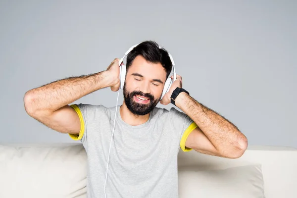 Bärtiger Mann mit weißen Kopfhörern — Stockfoto