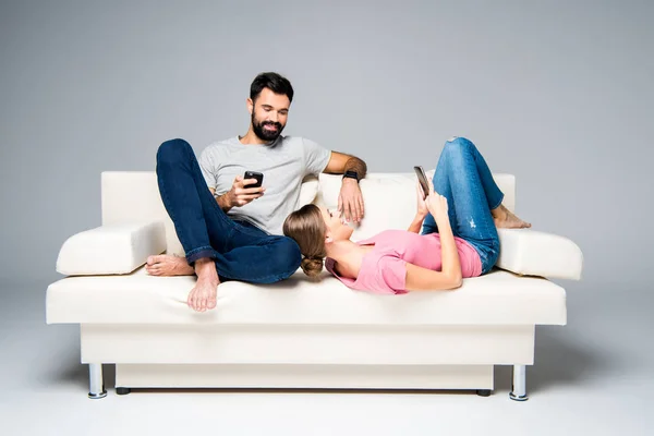 Casal usando smartphones — Fotografia de Stock