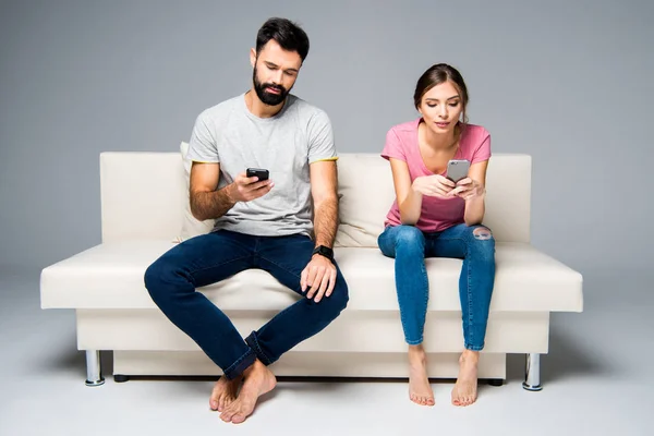 Couple utilisant des smartphones — Photo de stock