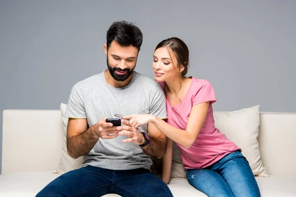 Pareja usando teléfonos inteligentes - foto de stock