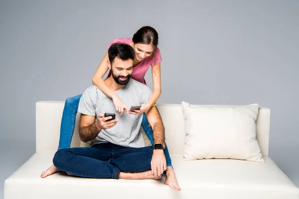 Pareja usando teléfonos inteligentes - foto de stock