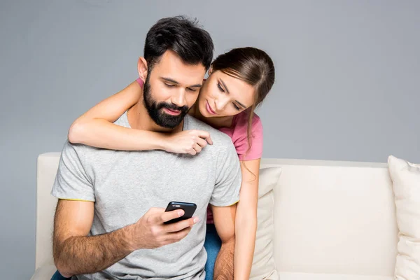 Couple utilisant un smartphone — Photo de stock