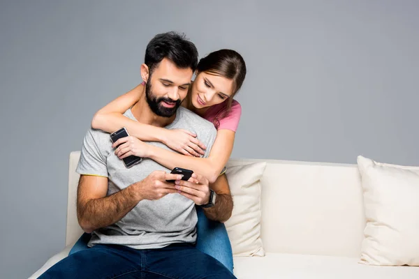 Couple using smartphones — Stock Photo