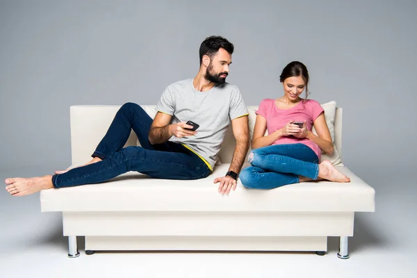 Couple using smartphones — Stock Photo