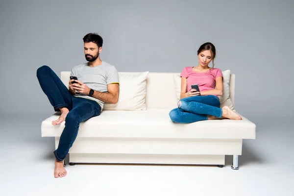 Couple using smartphones — Stock Photo
